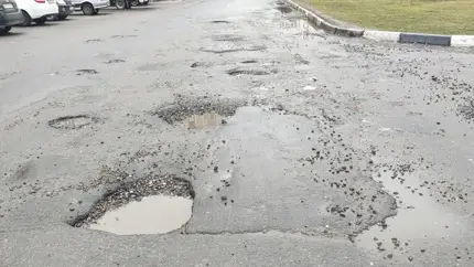 Как водителю возместить ущерб, если машина попала в яму на дороге и получила повреждения