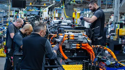 Mercedes выпустил грузовик, который заряжается быстрее, чем находят заказ