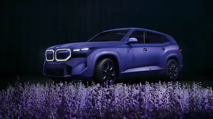 Компания BMW обшила кузов кроссовера XM фиолетовым бархатом
