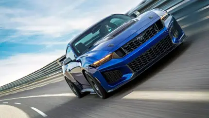 Эпоха уходит: названы последние новые авто с V8, МКПП и задним приводом