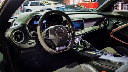 Chevrolet рискует именем, но спасает характер: Camaro получит три педали