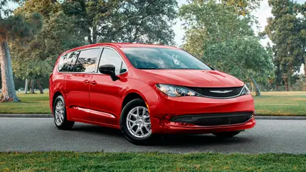 Chrysler оживил легенду — и она снова забирает детей, багаж и половину дома