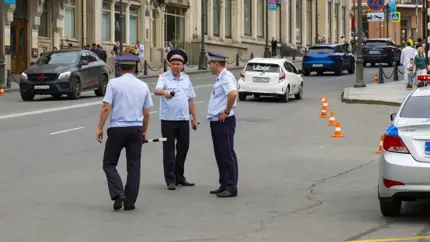 Перечислены признаки, по которым инспектор ДПС остановит автомобиль