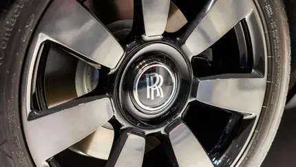 Все думали, что британцы шутят: Rolls-Royce внедрит в свой первый электрокар необычную деталь