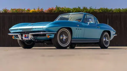 Этот Corvette 1965 выглядит как музейный экспонат, но странные опции делают его еще ценнее