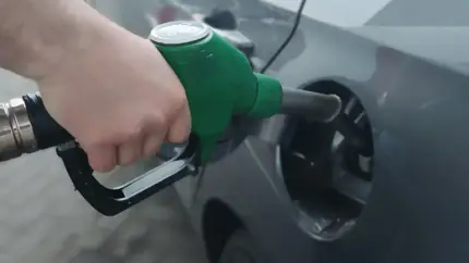 В этих регионах РФ жители могут больше всего купить бензина на одну зарплату