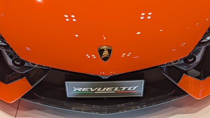 На мотор-шоу в Дохе представили Lamborghini Revuelto